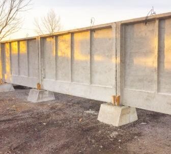 Панели и фундамент забора железобетонный