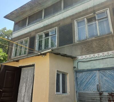 В Городе Талгаре срочно продаётся дом трёх этажный тёплый.