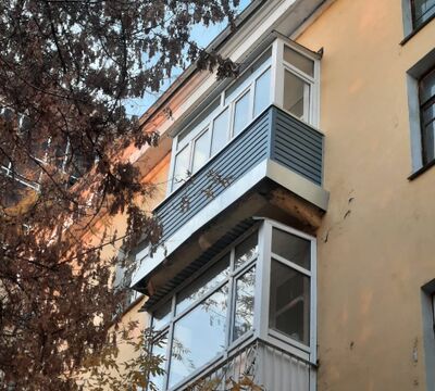 Обшивка балкона сайдингом 