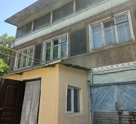 В Городе Талгаре срочно продаётся дом трёх этажный тёплый.
