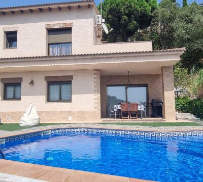 Эксклюзивная вилла на побережье Испании с панорамным видом на море.